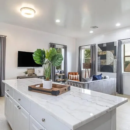 Apartment Luxury 6 Bedroom Oasis *