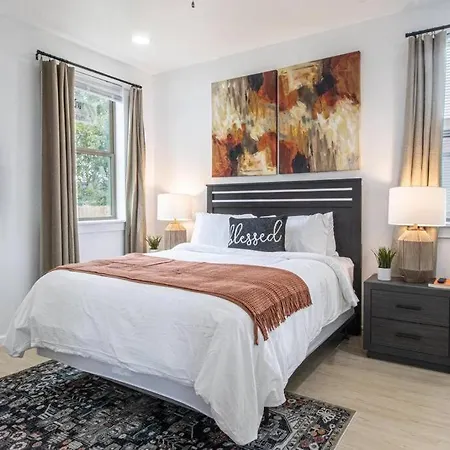 Luxury 6 Bedroom Oasis *