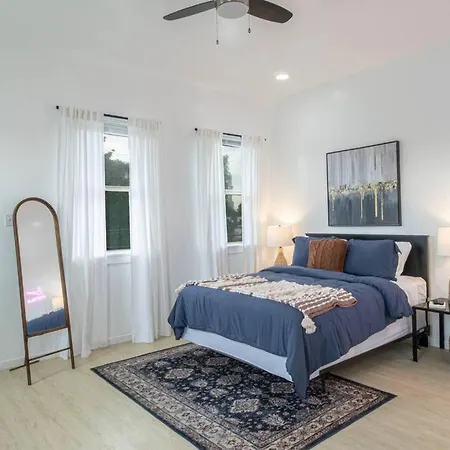 Luxury 6 Bedroom Oasis Apartment *