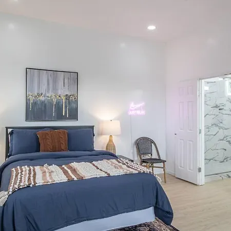 Apartment Luxury 6 Bedroom Oasis