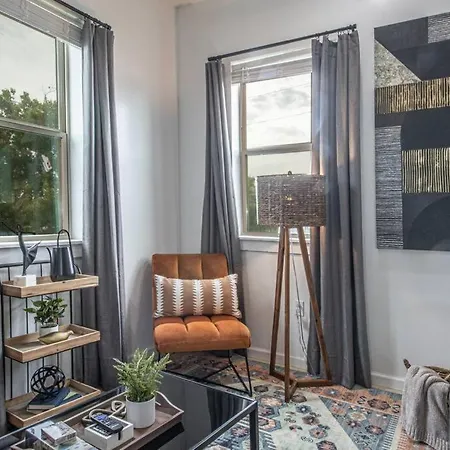 Luxury 6 Bedroom Oasis Apartment *