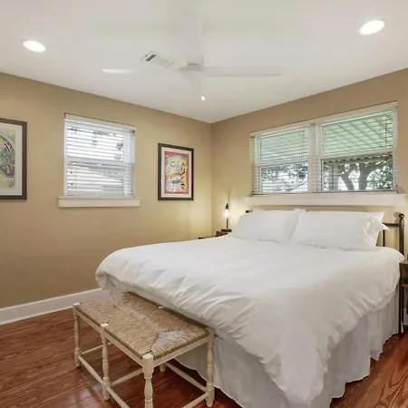 Charming W Huge Yard Near Bayoucity Park! *