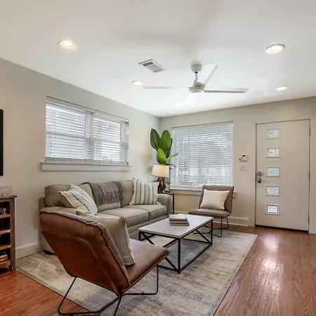 Holiday home Charming W Huge Yard Near Bayoucity Park!