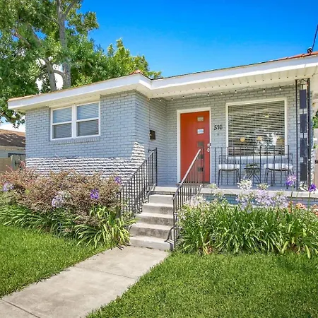Holiday home Charming W Huge Yard Near Bayoucity Park!