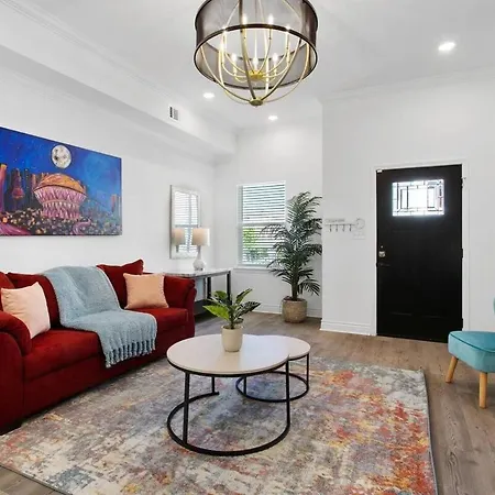 Beautiful Modern With A Twist * New Orleans