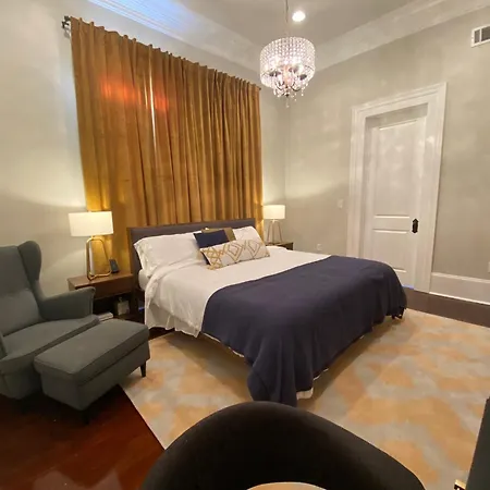 Holiday home Luxe Historic With Pool & Hot Tub