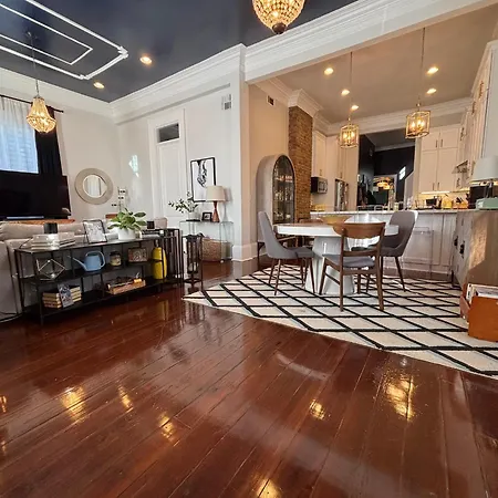 Luxe Historic With Pool & Hot Tub Holiday home