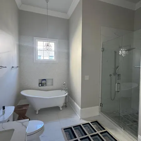 Luxe Historic With Pool & Hot Tub *