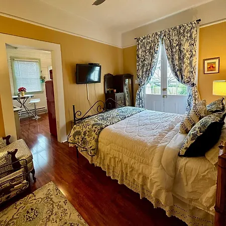 Centrally Located Garden Apartment *
