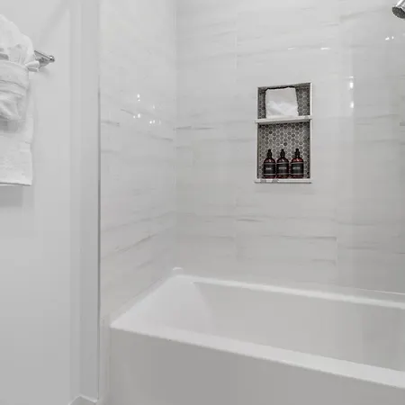 Spacious 2br Downtown Walk To Superdome French Quarter *