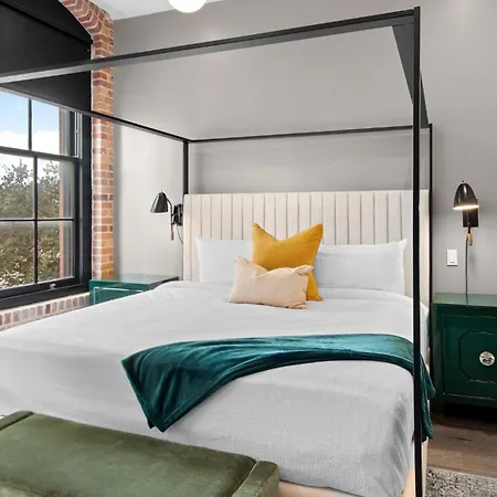 Hotel 3 Blocks From Superdome And Parade Route 4bd4ba 2 Queen Sleeper Sofa Connecting Unit Sleeps 12