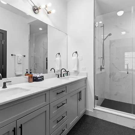 3 Blocks From Superdome And Parade Route 4bd4ba 2 Queen Sleeper Sofa Connecting Unit Sleeps 12 Hotel New Orleans