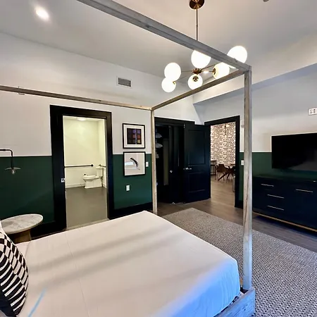Hotel 3 Blocks From Superdome And Parade Route 4bd4ba 2 Queen Sleeper Sofa Connecting Unit Sleeps 12
