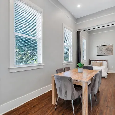 Chic 3br Esplanade W Yard *