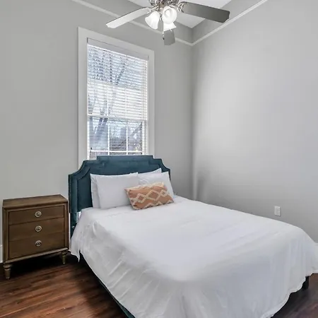Chic 3br Esplanade W Yard Holiday home *