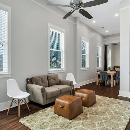 Holiday home Chic 3br Esplanade W Yard *