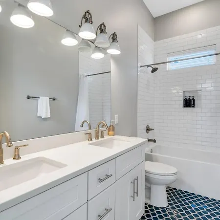 Chic 3br Esplanade W Yard *