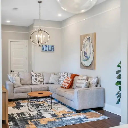 Chic 3br Esplanade W Yard Holiday home *