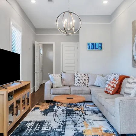Chic 3br Esplanade W Yard *