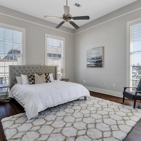 Chic 3br Esplanade W Yard Holiday home