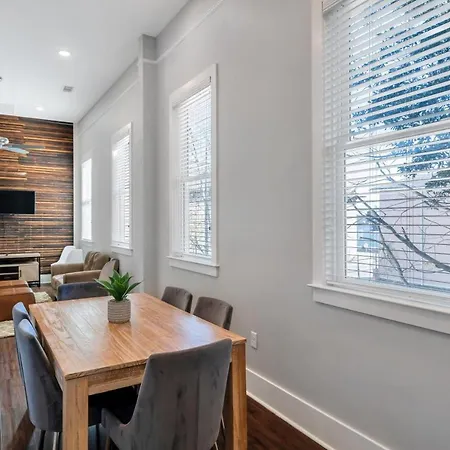 Chic 3br Esplanade W Yard Holiday home *