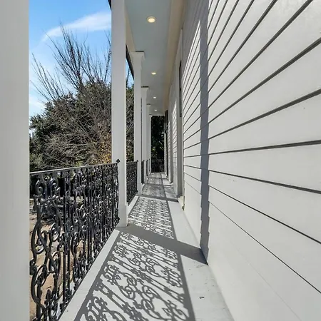 Chic 3br Esplanade W Yard Holiday home