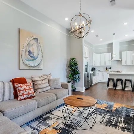 Chic 3br Esplanade W Yard Holiday home *