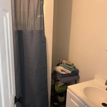 Cozy 10 Min From Everywhere In Apartment