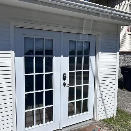 Cozy 10 Min From Everywhere In Apartment