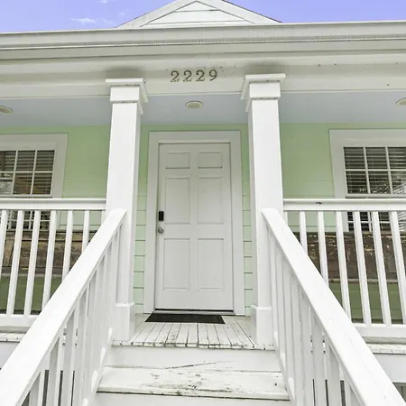 Chic Marigny Retreat Near French Quarter Holiday home