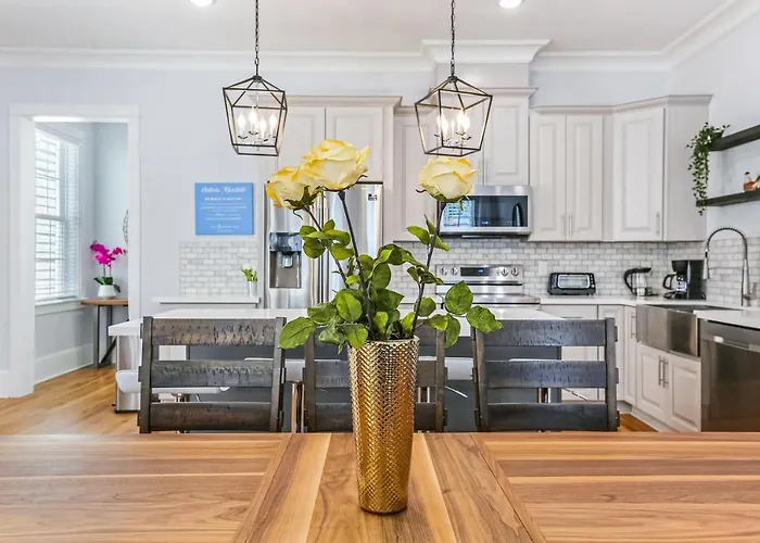 Hosteeva Stunning 4 Bedroom Condo W Pool Steps To St Charles Ave