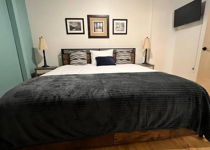 Chic Two-Bedroom Apartment On Camp St, New Orleans