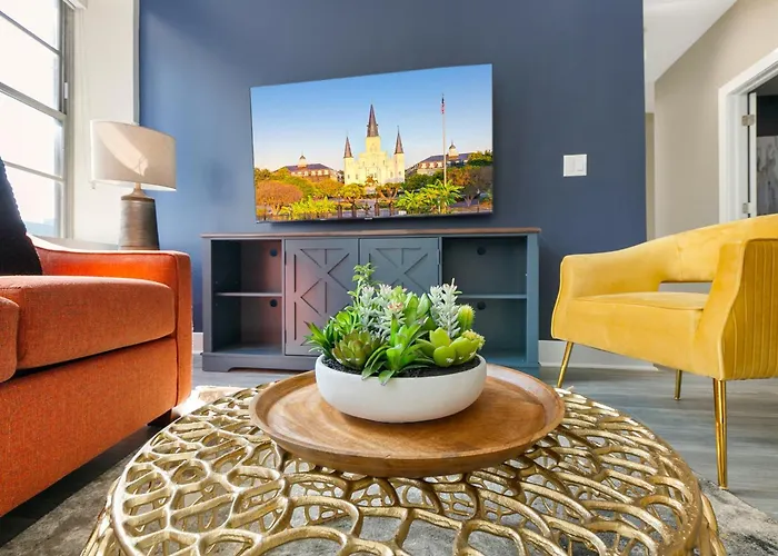 Nola Charm - Luxury 4-Bed Retreat Steps From French Quarter