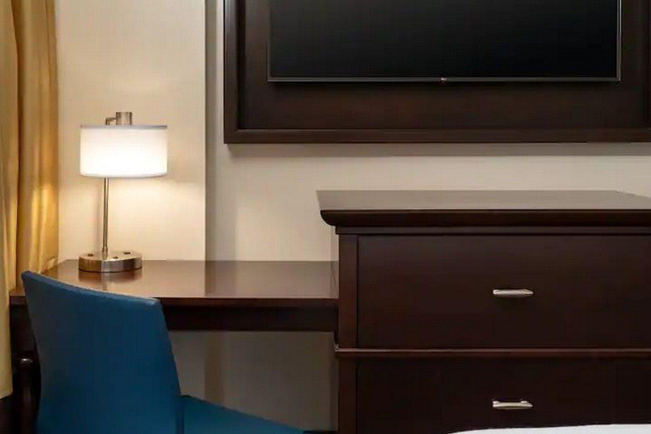 Hotel Embassy By Hilton Convention Center