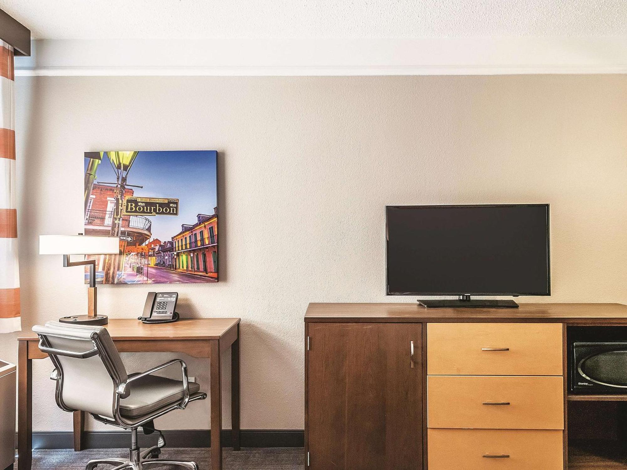 La Quinta & By Wyndham Downtown Hotel