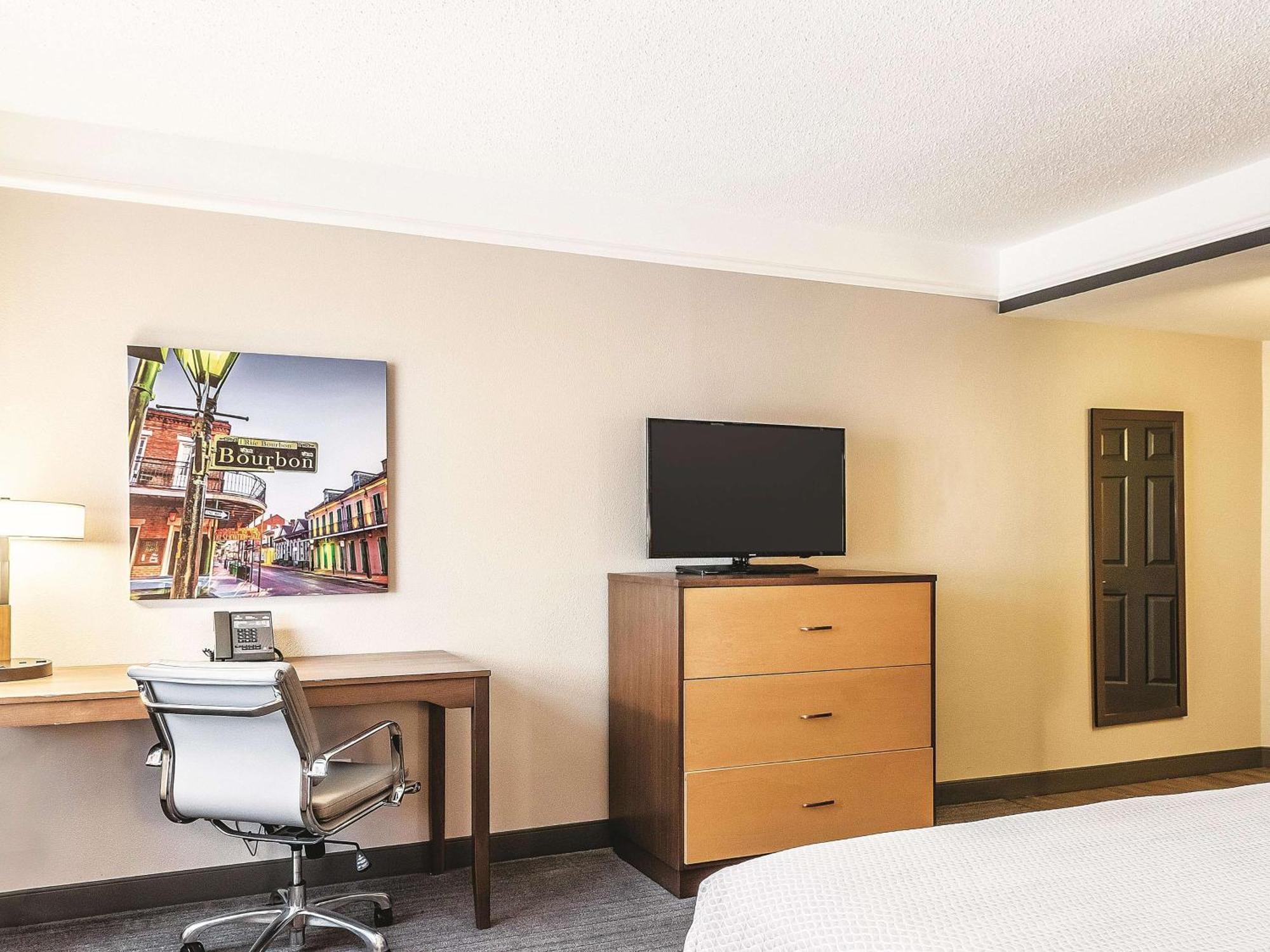 La Quinta & By Wyndham Downtown Hotel