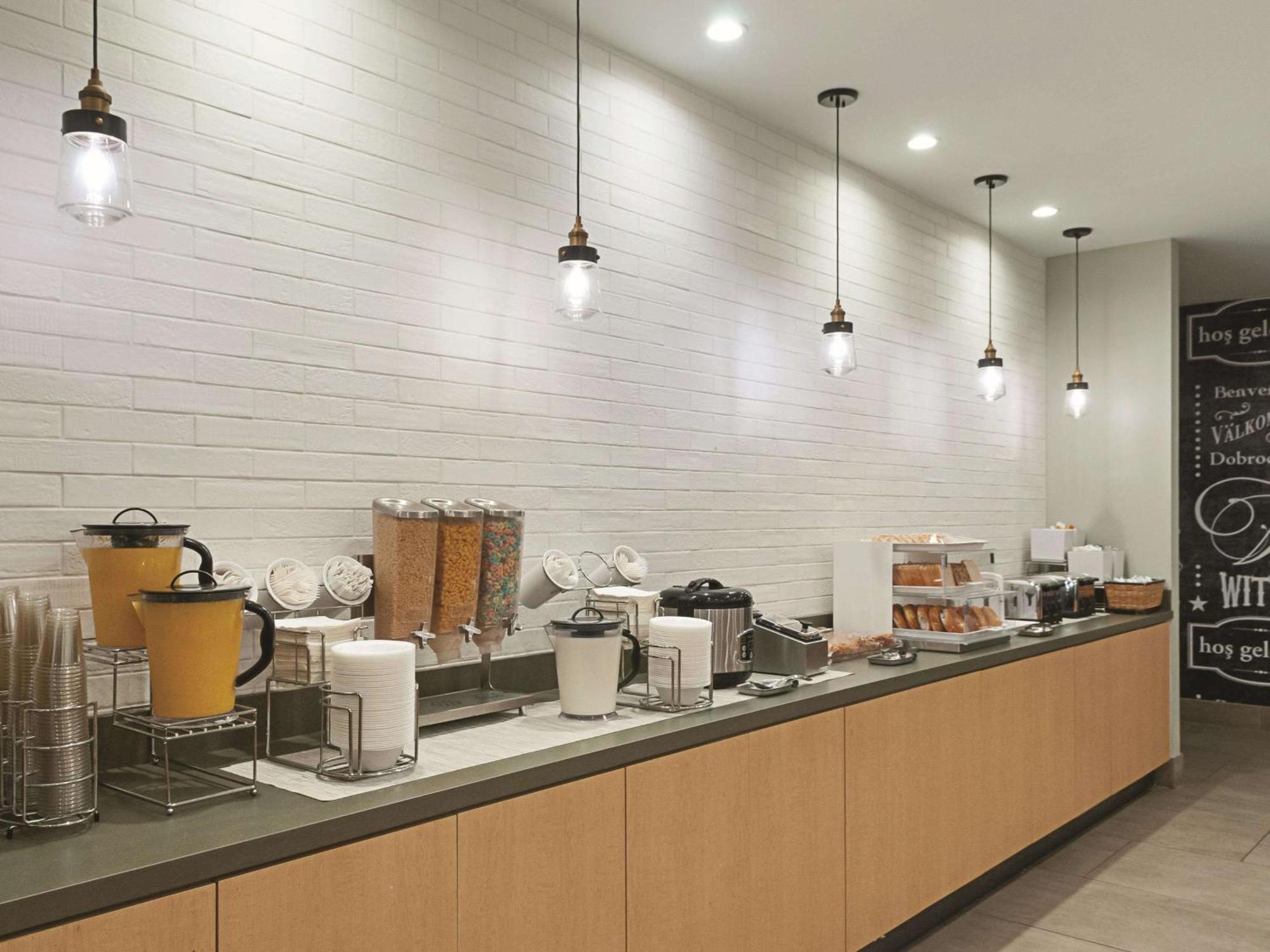 La Quinta & By Wyndham Downtown Hotel