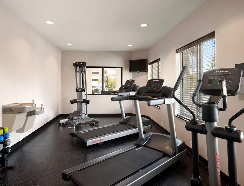 Country & By Radisson, I-10 East, La Hotel 2*