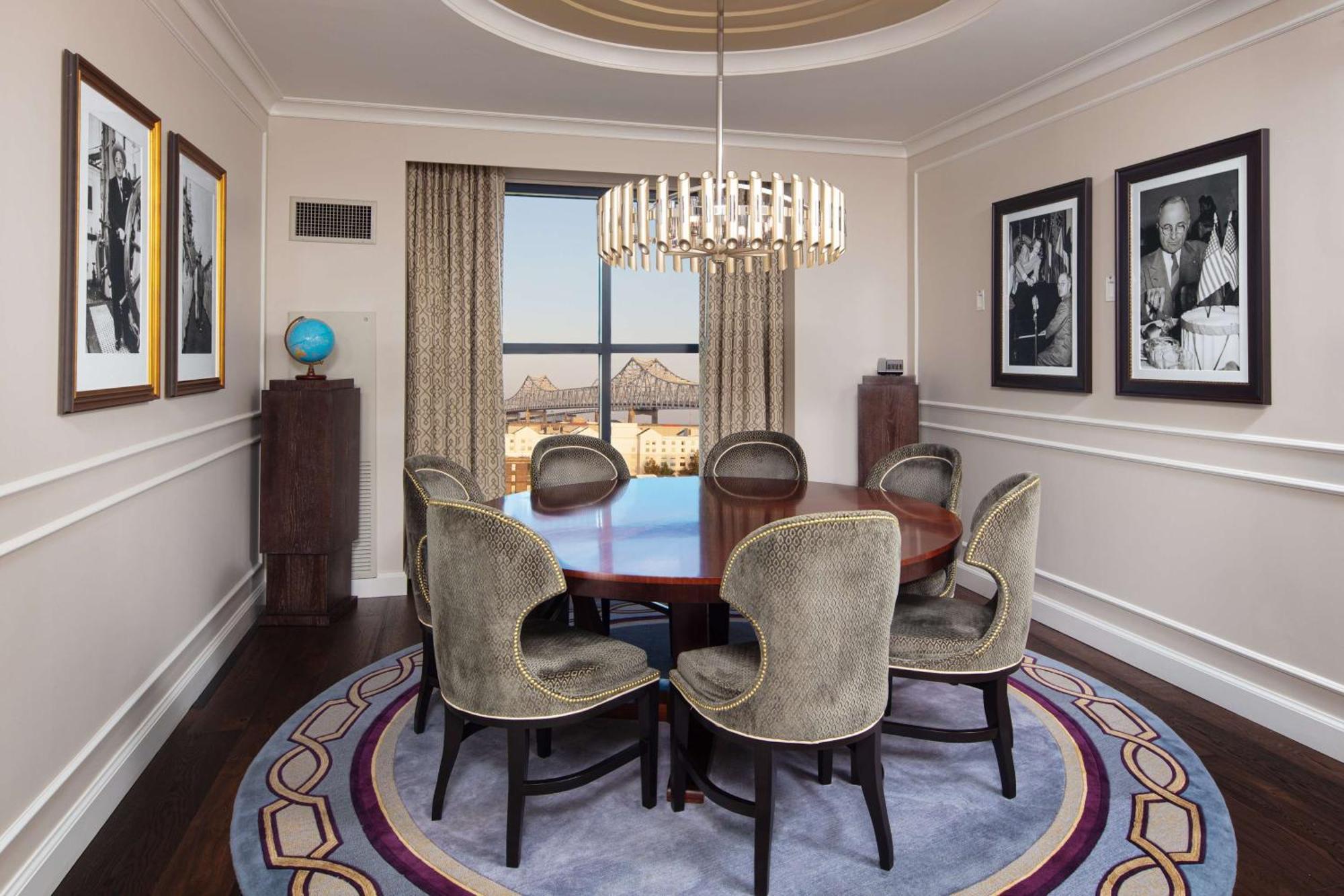 Hotel The Higgins New Orleans, Curio Collection By Hilton New Orleans