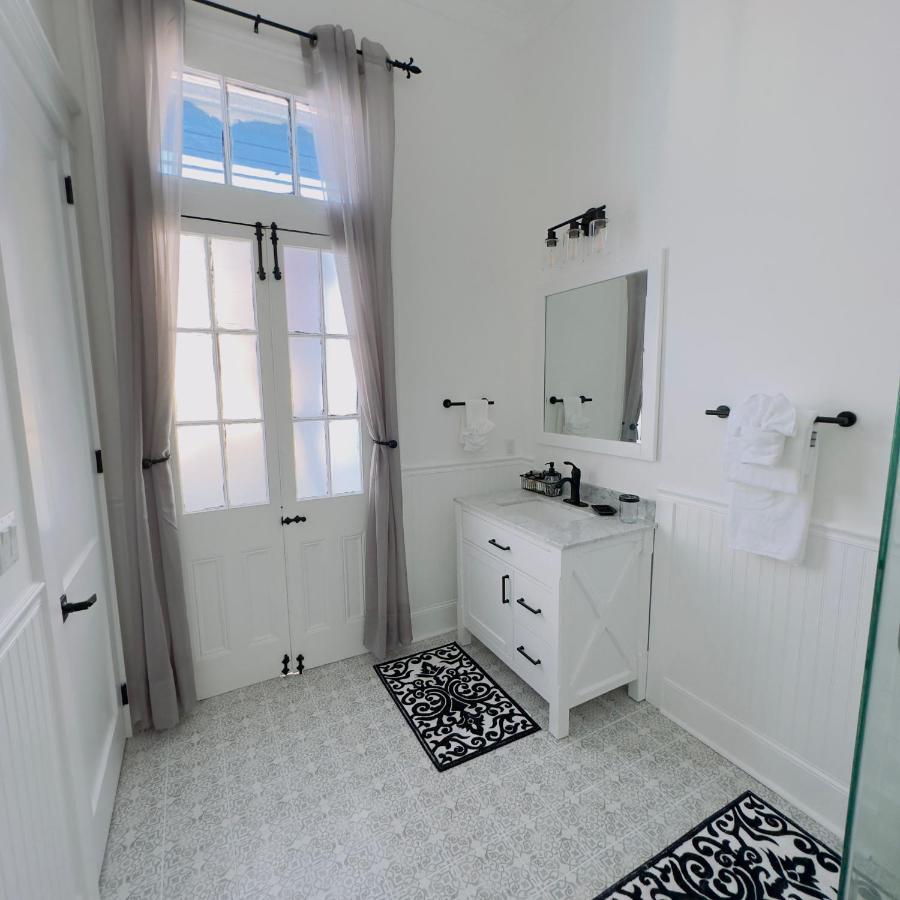 Walk To French Quarter Canal Homestay *