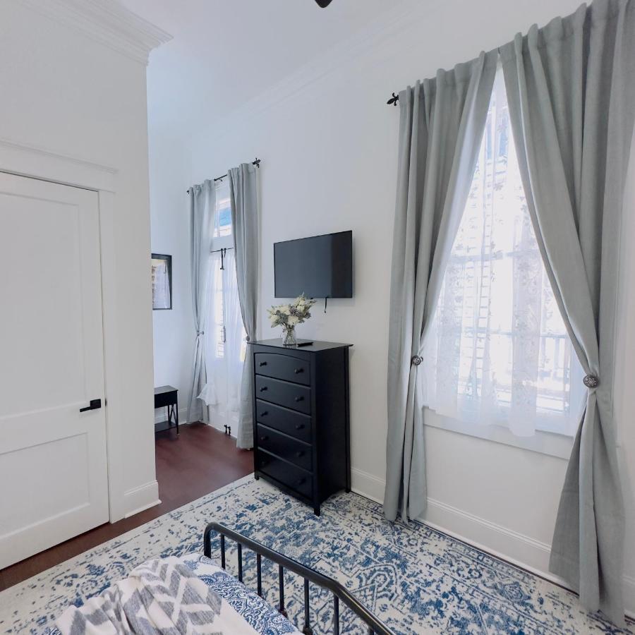 Walk To French Quarter Canal *