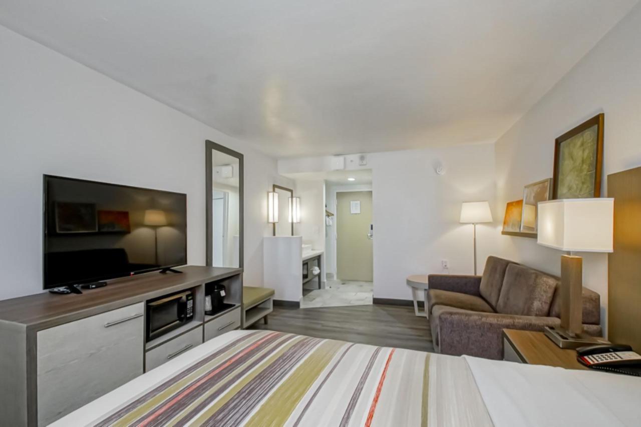 Country & By Radisson, I-10 East, La Hotel