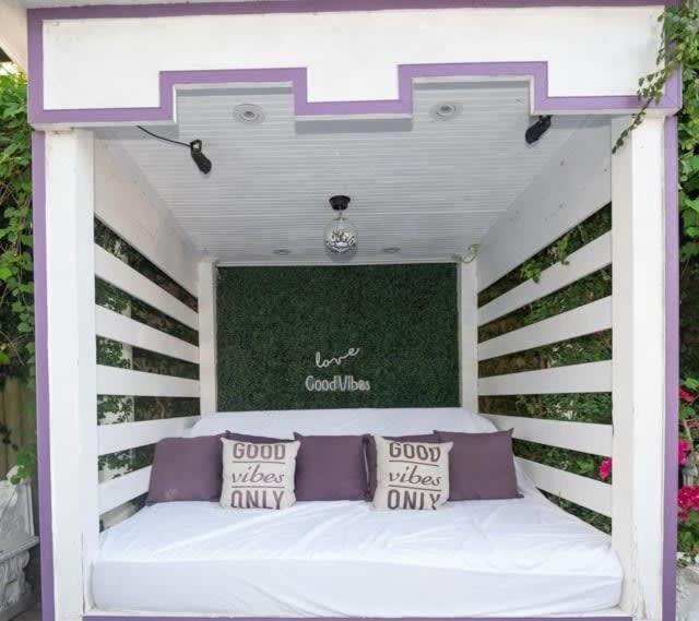 5 Bedroom - Sleeps 10! Location Next To French Quarter! Bed & Breakfast