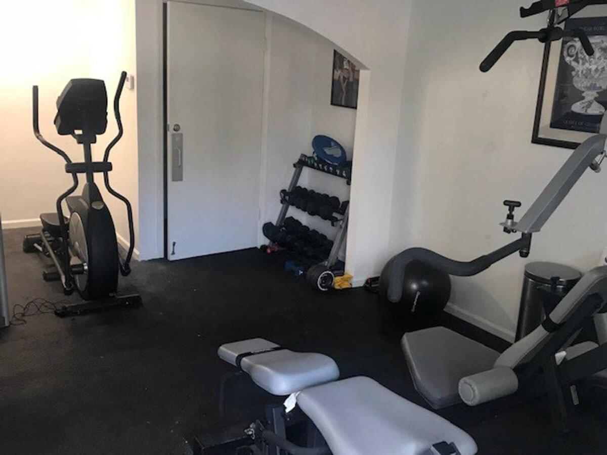 5 Bedroom - Sleeps 10! Location Next To French Quarter! Bed & Breakfast