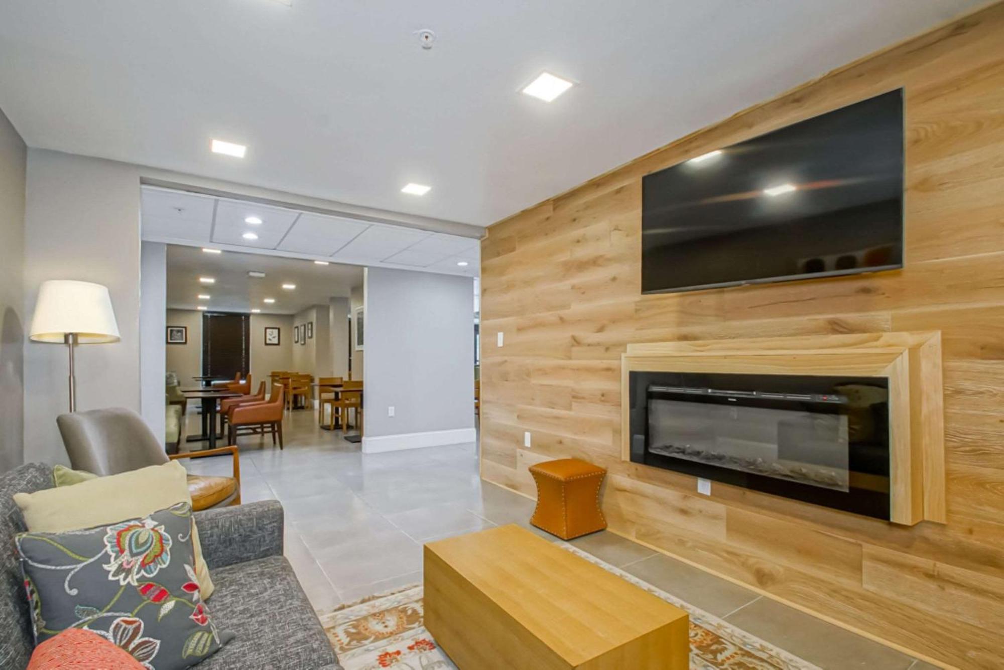 Country & By Radisson, I-10 East, La Hotel 2*