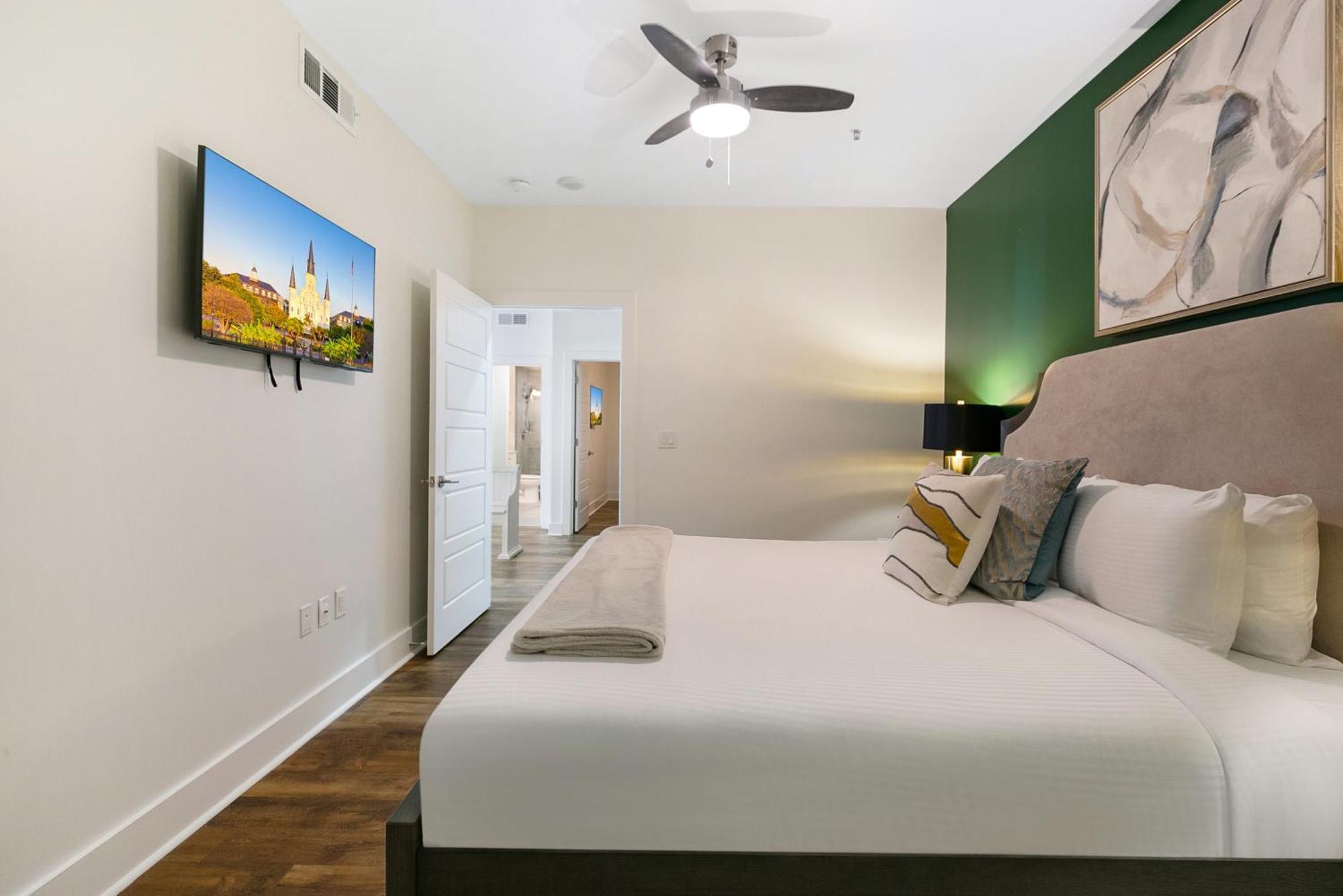 Festive 4br In The Heart Of Nola
