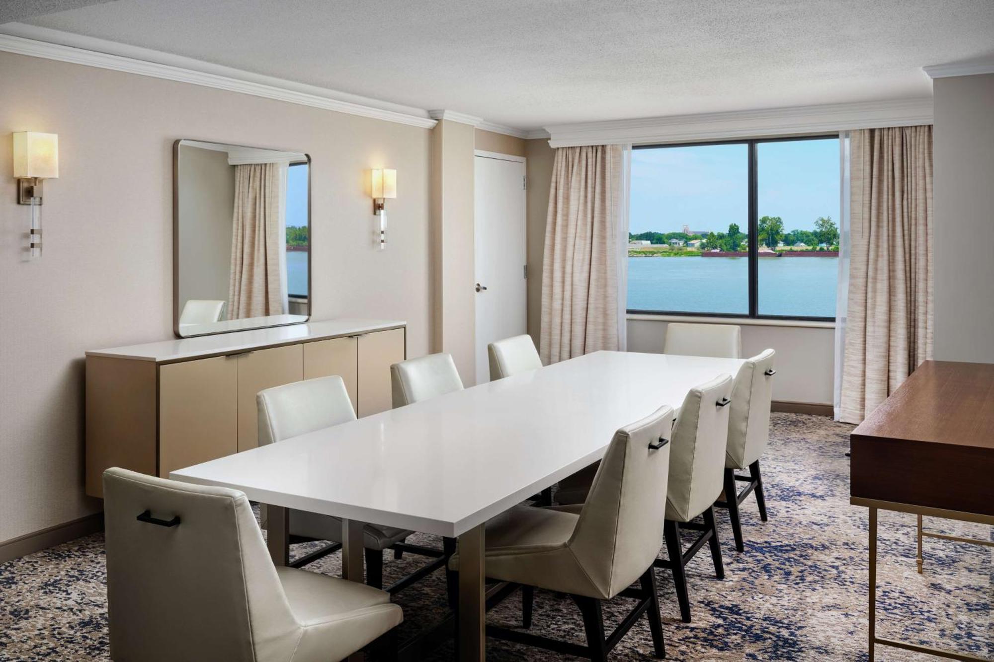 Hilton Riverside 4*