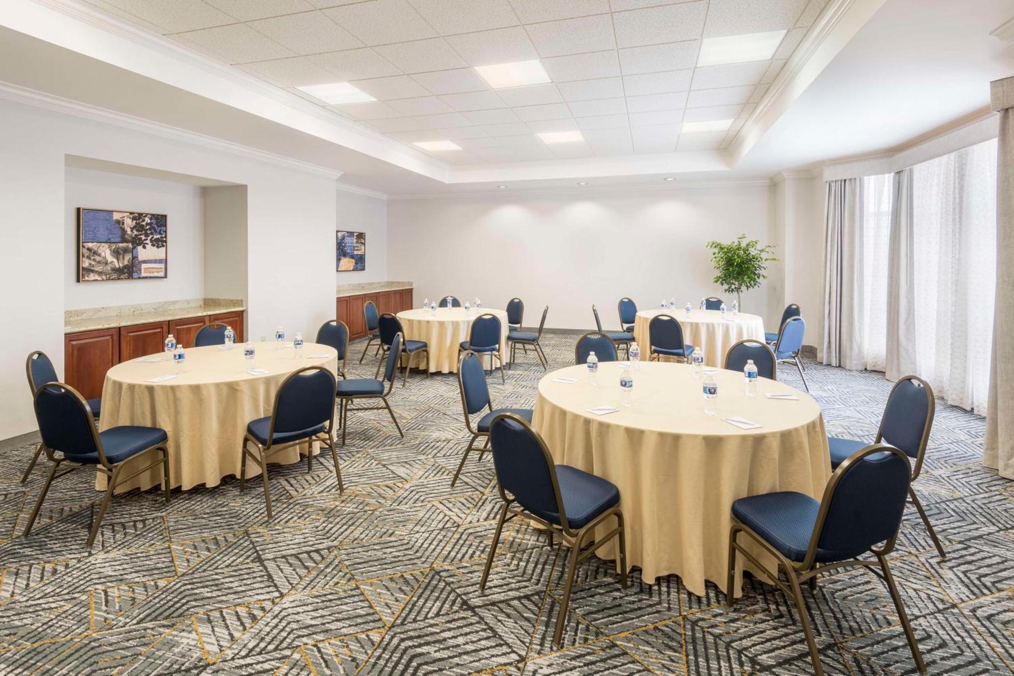 Hotel Homewood By Hilton New Orleans