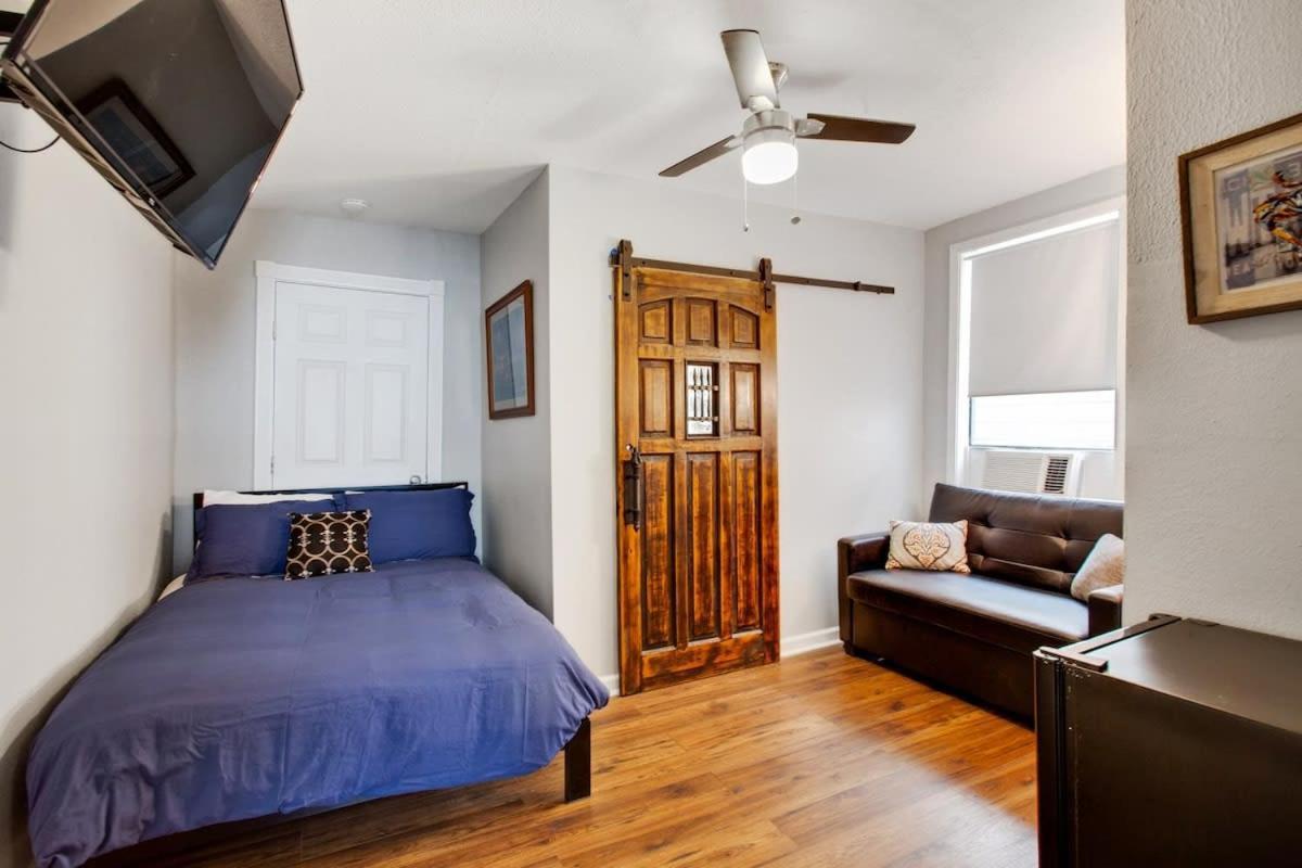 Captivating Conti Hideaway- Mid-city Perfection