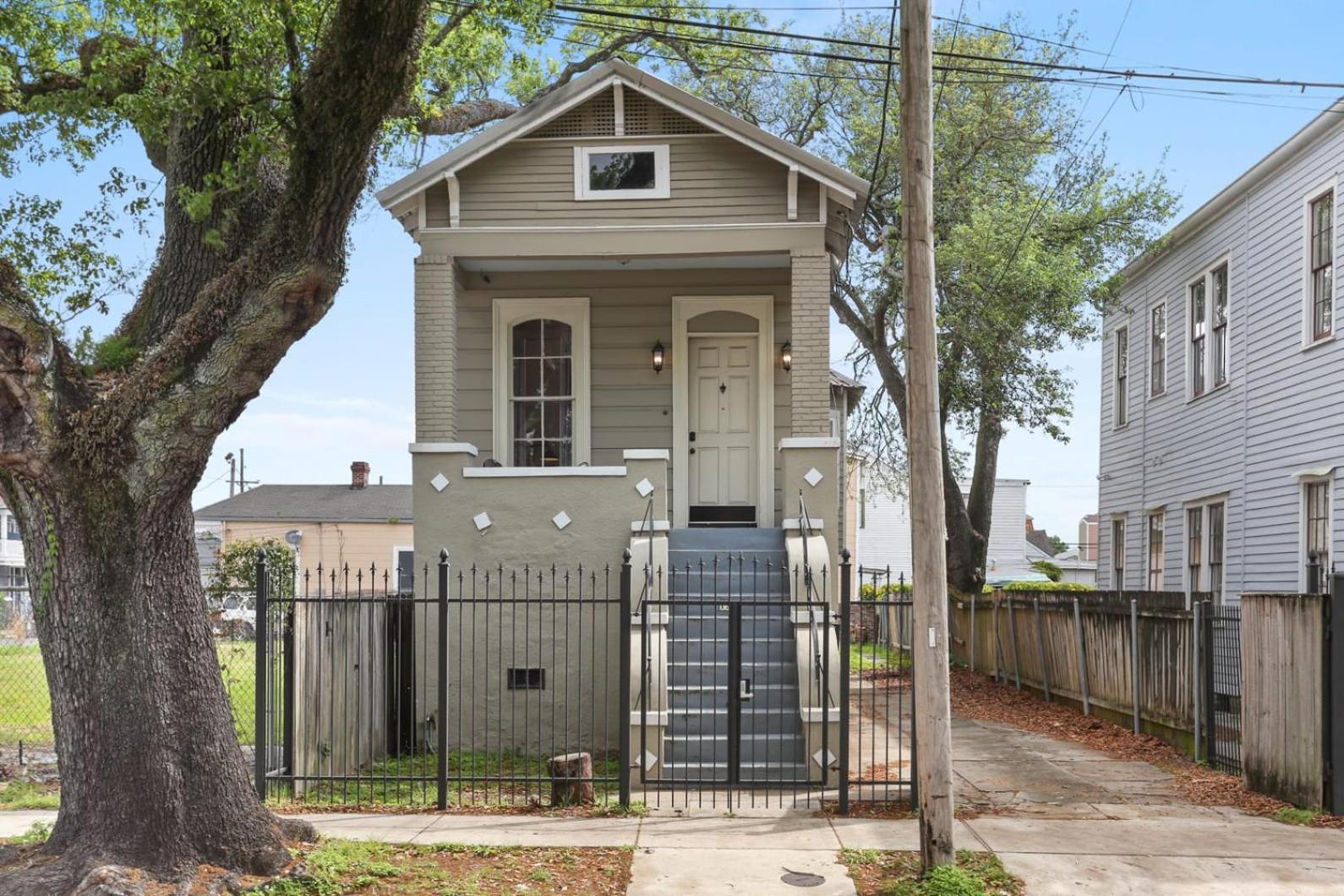 3bd Steps To Saint Charles Gated Parking New Orleans